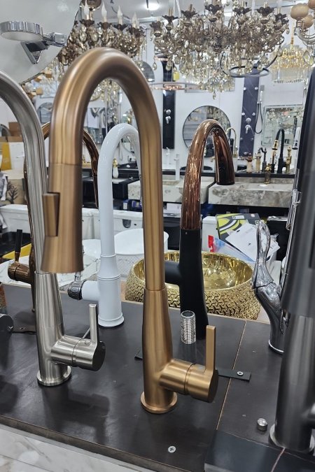 حنفية مطبخ بلون روز جولد أنيق